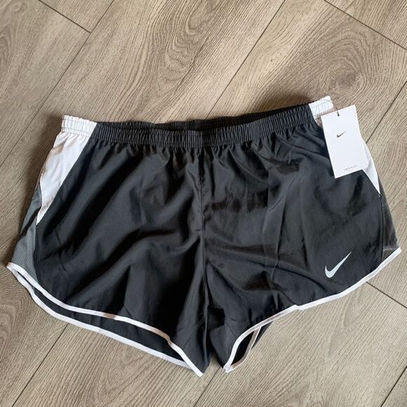 Nike woman’s running shorts with underwear - Picture 1 of 4